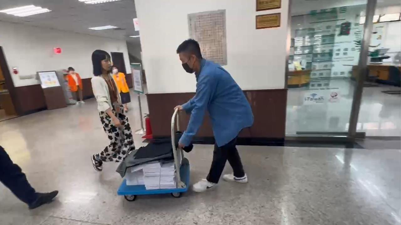 快新聞／柯文哲交保！北檢抗告狀送高院　卷宗堆滿手推車