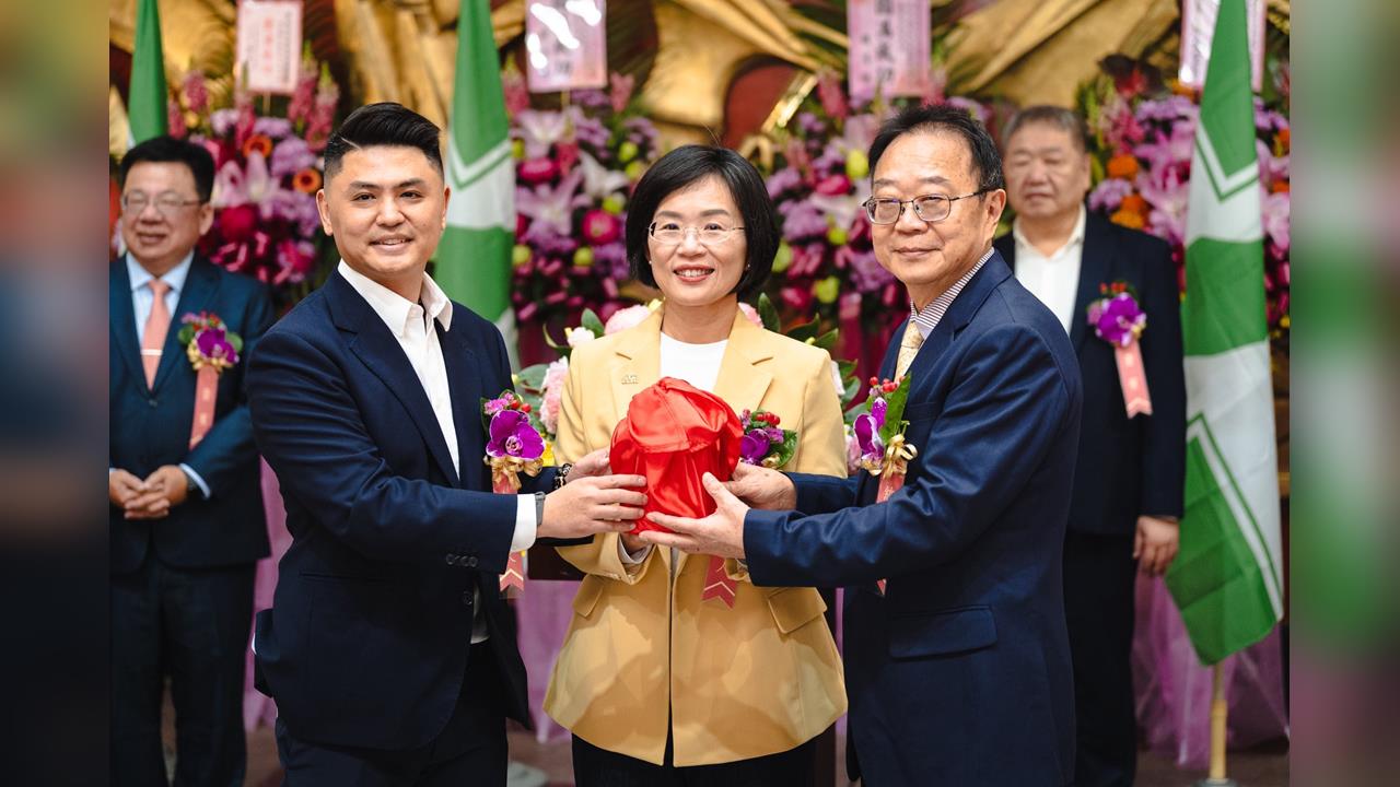 快新聞／綠新北議會黨團四長交接　蘇巧慧盼專業監督：一起朝更好目標邁進