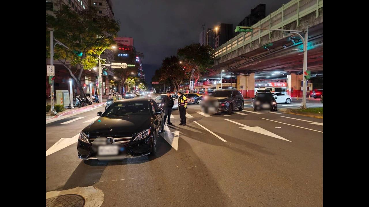 過馬路遭「2連撞」！　男遭撞倒再被後車輾過傷重不治