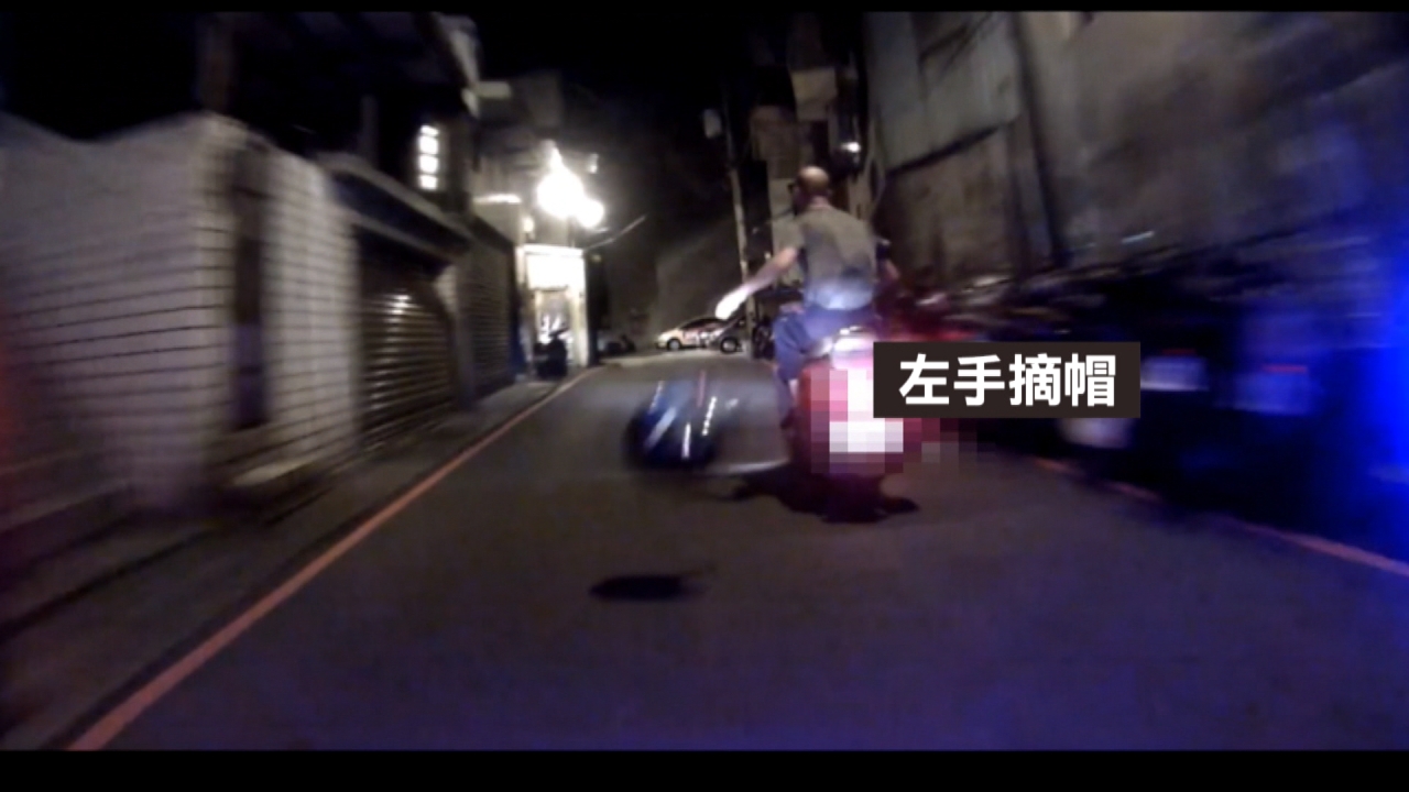 通緝犯拒檢加速逃 單手騎車甩安全帽