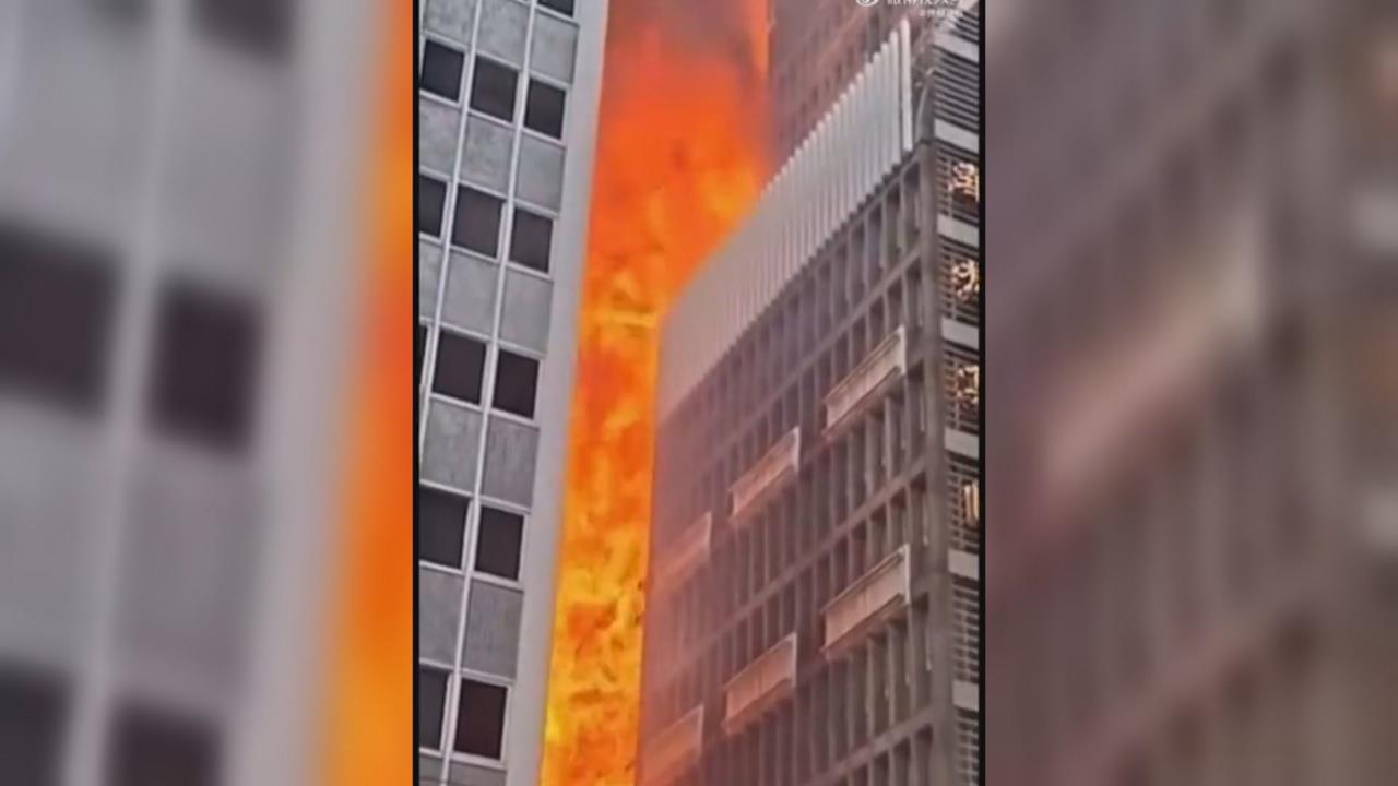 香港中環華懋大廈起火 「燃燒近5小時」4人送醫