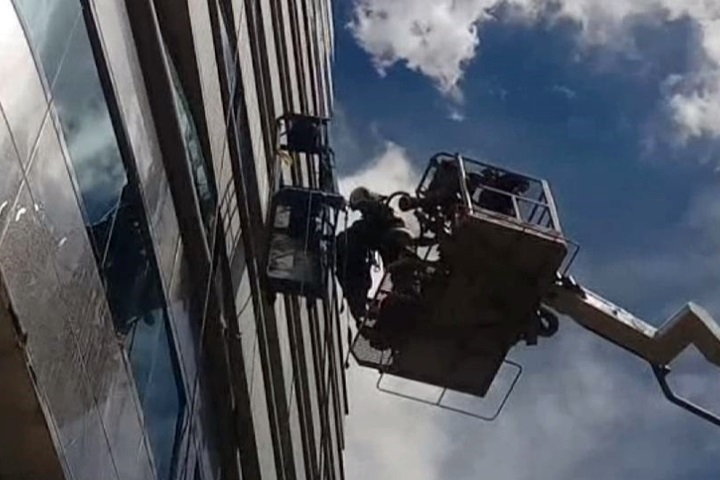 高雄2洗窗工人受困外牆  出動雲梯車救援