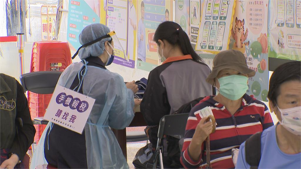 報稅首日防疫分流　民眾臨櫃繳稅怨「等40分鐘」