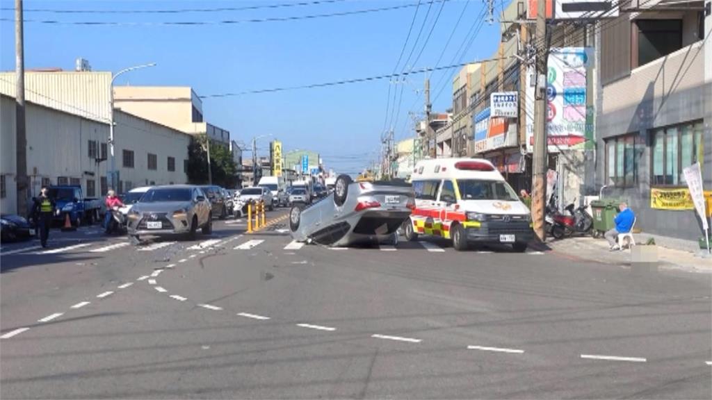 78歲老翁衝撞對向待轉車翻覆　母載女兒上課遇車禍