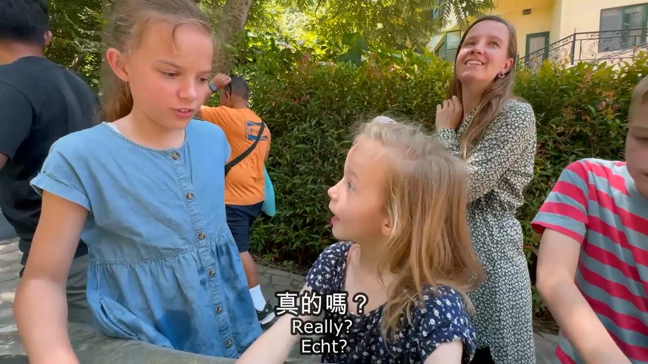 荷蘭一家六口逛陽明山　2女童荒謬對話惹笑全網