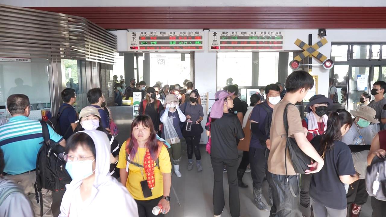 全副武裝有備而來! 光復車站仍不斷湧入鏟子超人