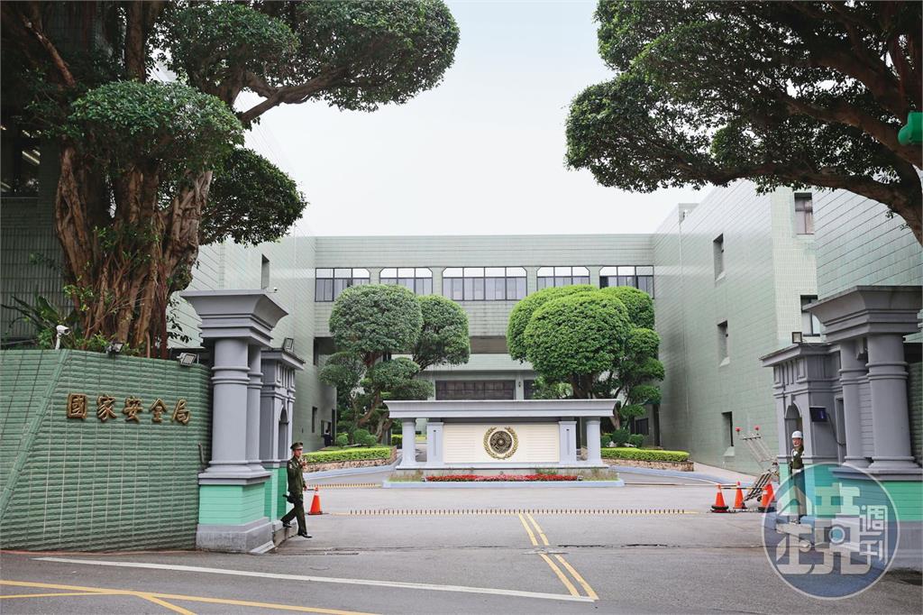 國安局性騷吃案／長年性騷女同事長官竟硬挺　國安局組長摟腰襲胸照升官