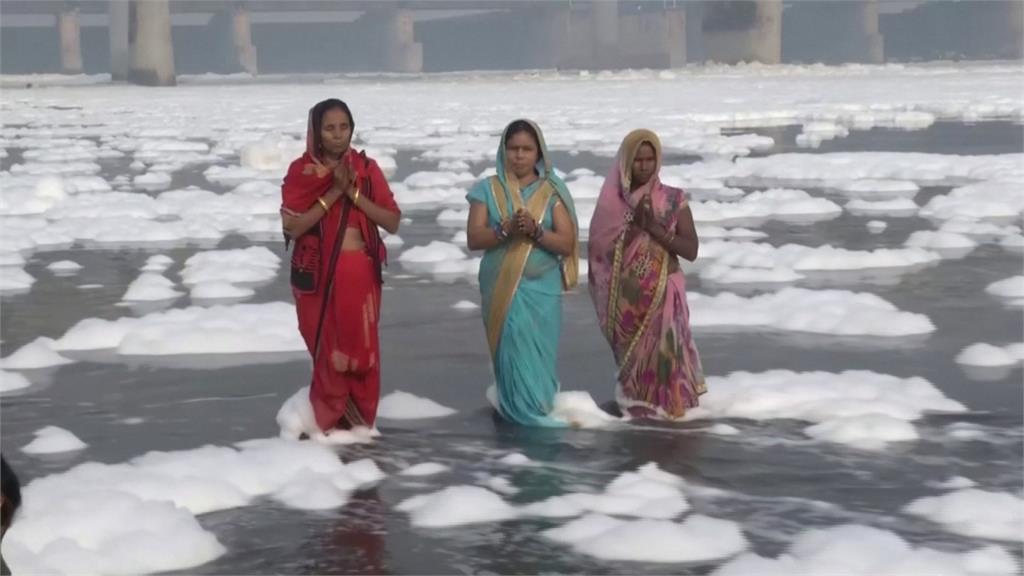 印度亞穆納河大量毒泡沫　民眾照樣沐浴淨身