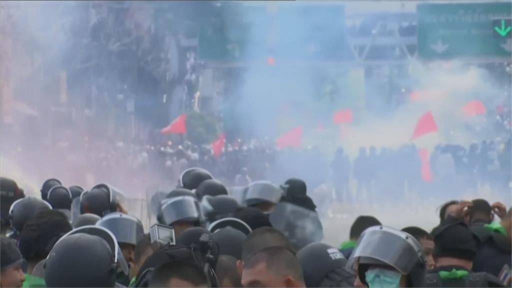 不滿政府防疫不力　泰國爆發反政府大示威