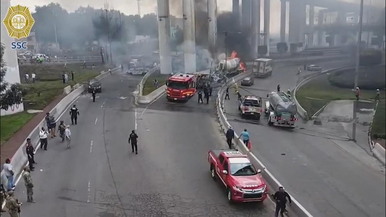 墨西哥油罐車翻覆爆炸　造成4死90傷32輛車遭波及