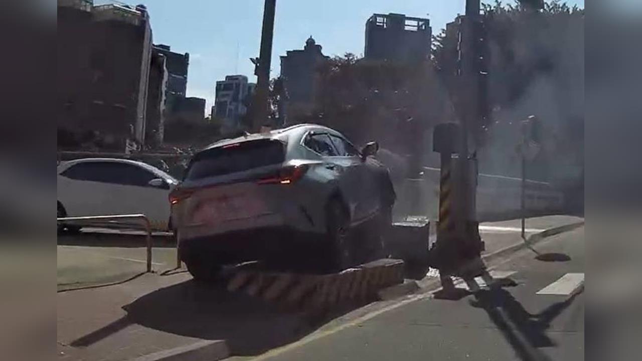 快新聞/駕駛恍神闖下大禍!桃園自小客車暴衝人行道 猛撞變電箱爆火花