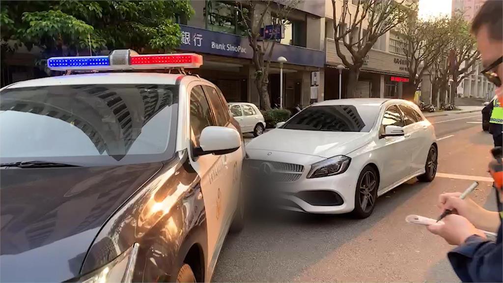 警車停紅綠燈遭後方轎車追撞　2警輕傷