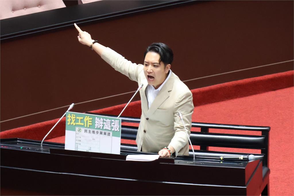 快新聞／羅廷瑋助理轉傳「竄改圖卡」挨轟　羅辦反嗆「雙標」：罷團也盜圖