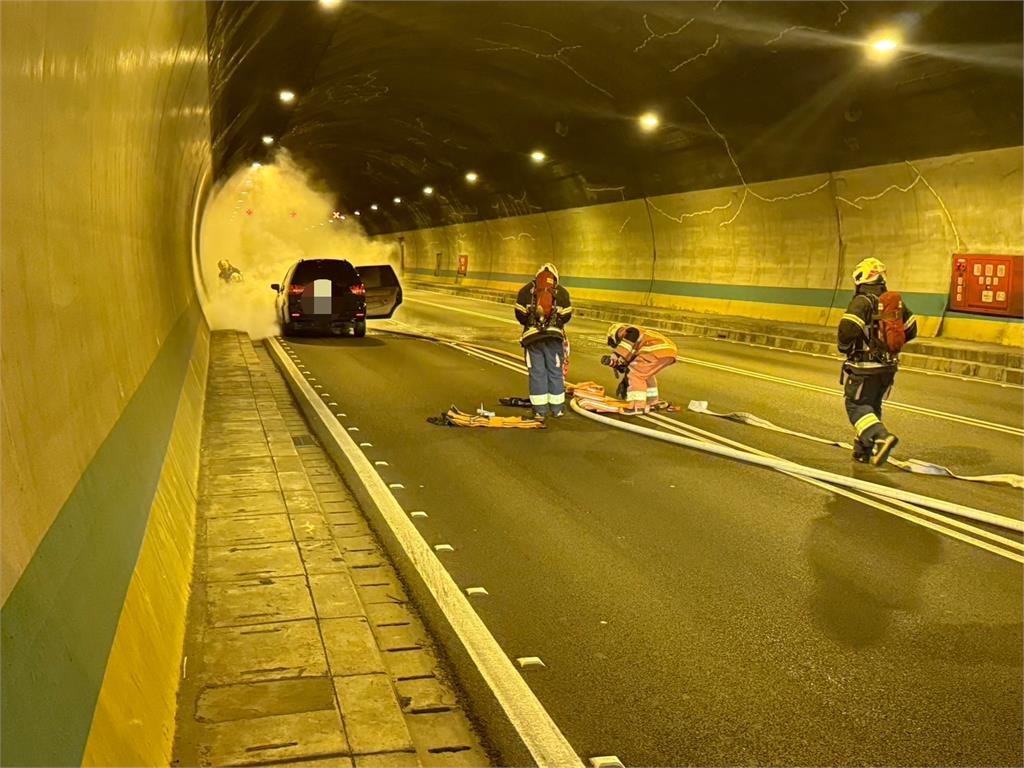 快新聞／國3新店隧道內火燒車造成回堵3公里　14時30分全線道恢復通車