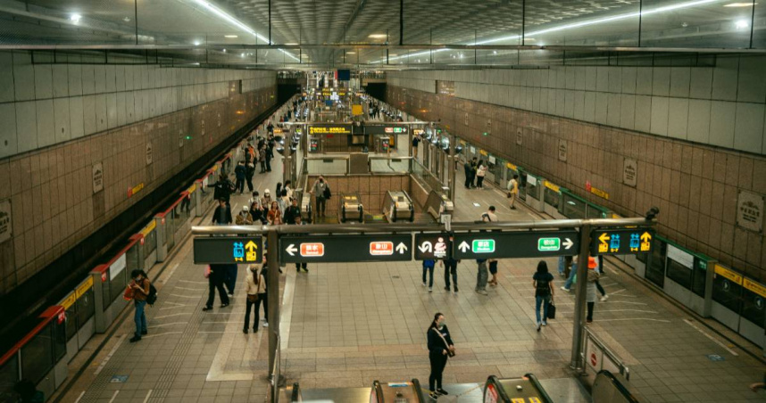 捷運優化空間!連2起「抓不到扶手」跌到 北捷回這句引眾怒