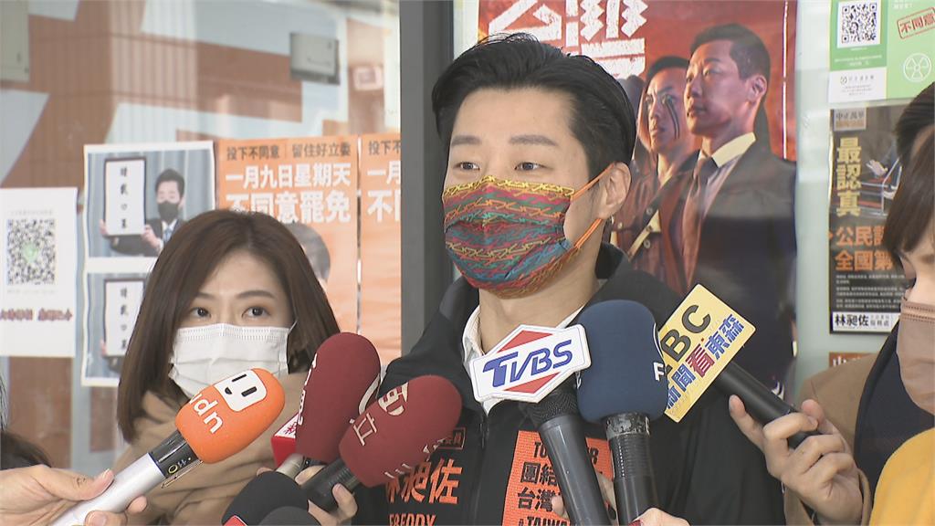 林昶佐重量級分身！ 妻閃靈團長Doris掃街催票