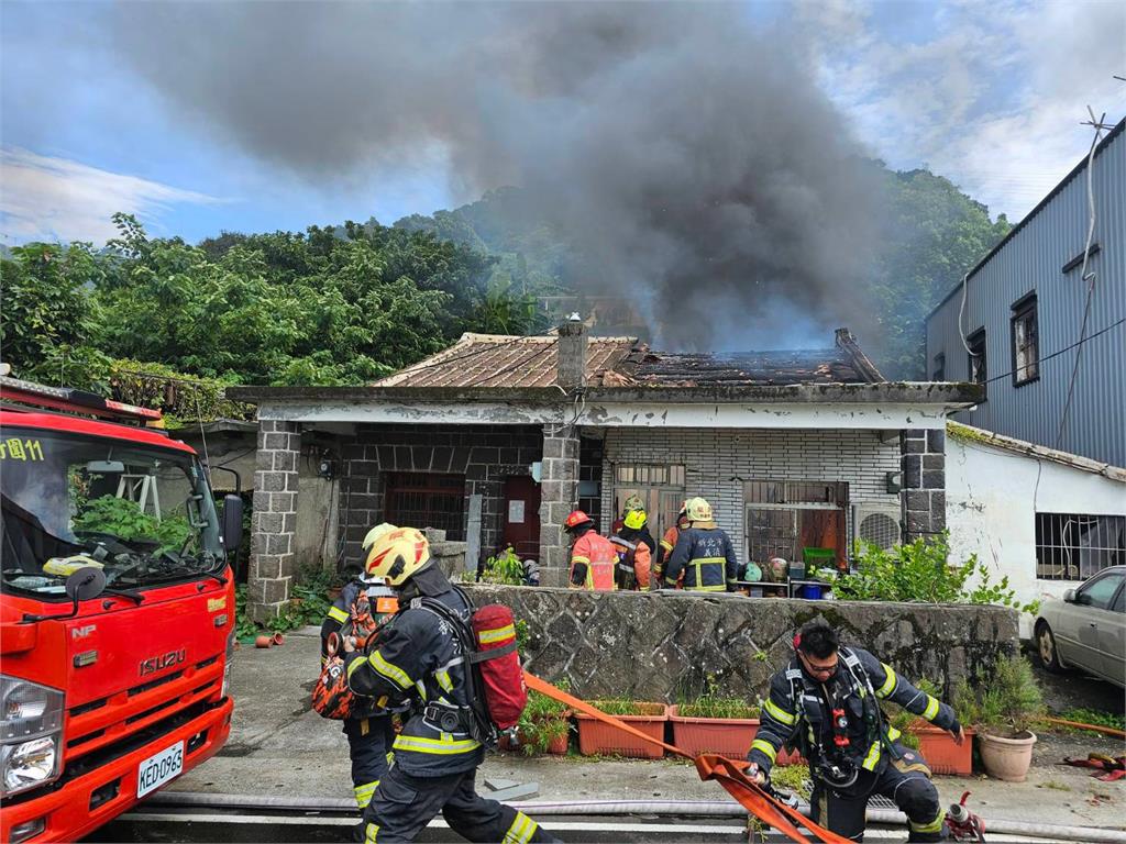 快新聞／新北八里驚傳火警！磚造平房冒滾滾濃煙　屋主急送馬偕救治