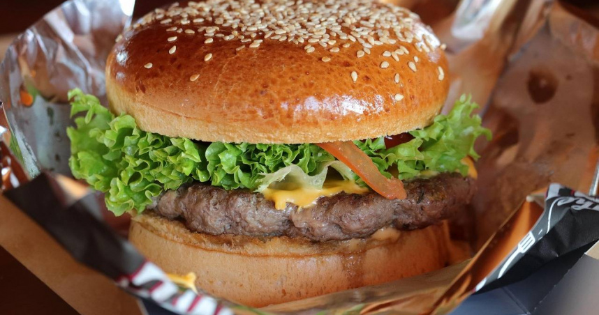 「開玩笑」吞整顆漢堡!22歲男兩分鐘無呼吸命危 陷重症插管急救中