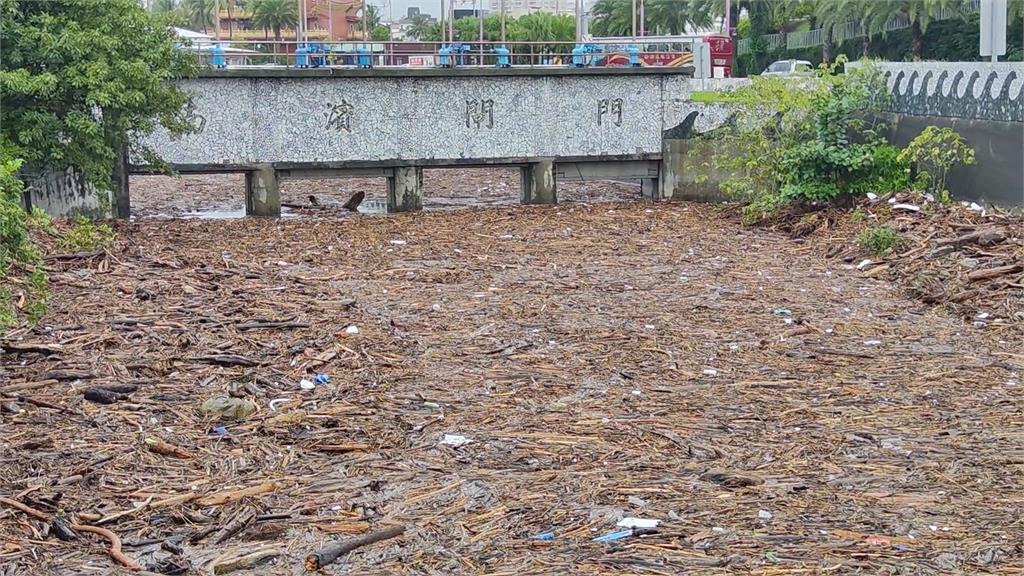 「小犬」襲花蓮強風驟雨！　漂流木、砂石堵住南濱出海口