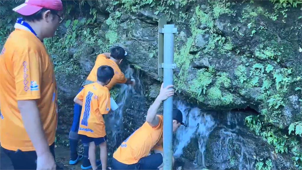 太魯閣馬拉松賽事出現奇景？　大批跑者拿杯子山壁前接水喝