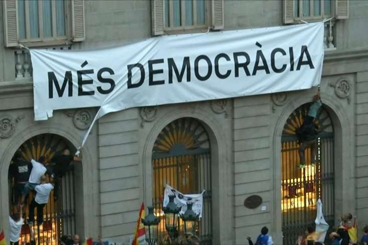 加泰隆尼亞獨立公投 獨派佔據投票所擋警