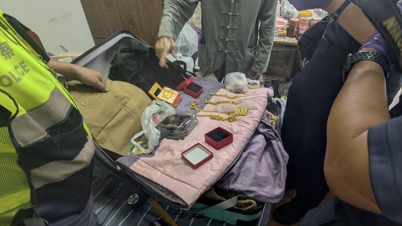 翁報案遭小偷「百萬金飾失竊」　員警赴家中採證找到了