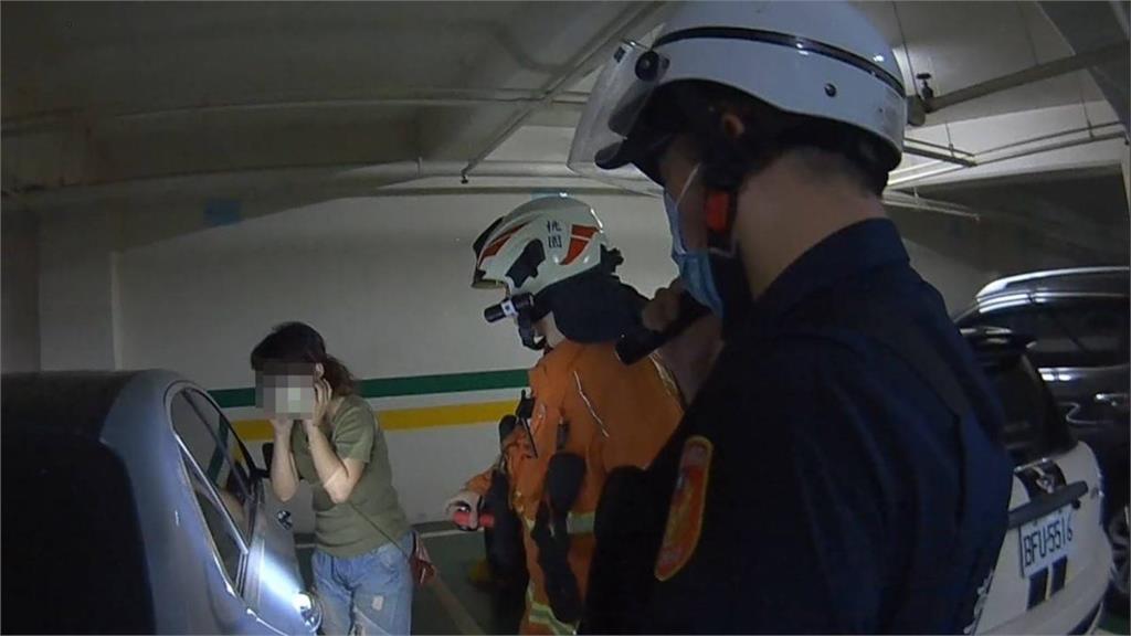 媽媽下車3歲娃獨被反鎖車內　警消破窗即時救援