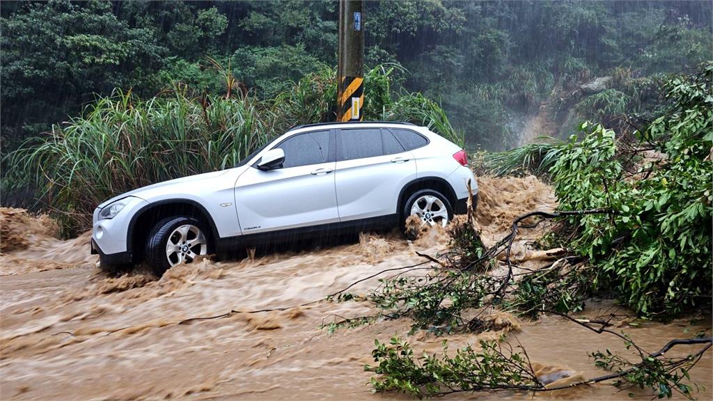 獨家／萬里暴雨成汪洋！駕駛受困產業道路生死未卜　搜救隊挺進中