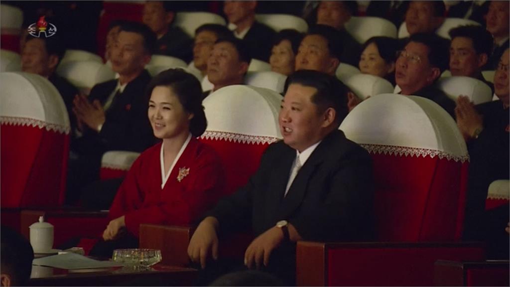 北朝鮮新年慶典 金正恩、李雪主罕見同框