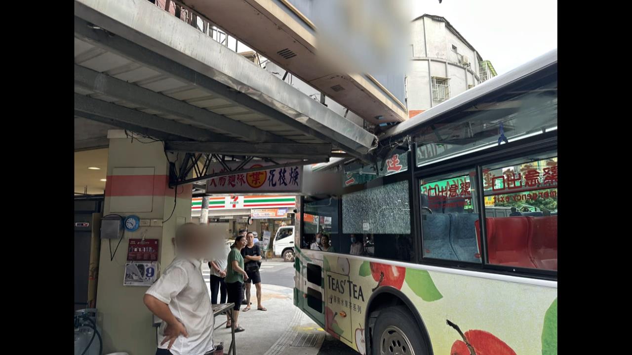 三重客運學生專車轉彎撞招牌　占據兩線車道交通一度受阻