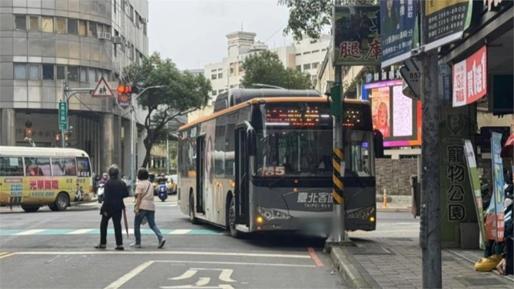 公車又出事！　疑拋錨失控衝對向車道乘客嚇壞