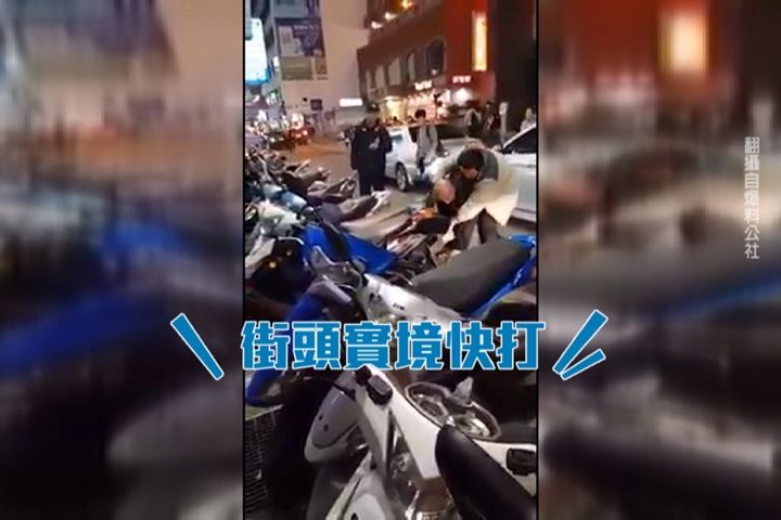 叭什麼！ 男子不滿後車長按喇叭 大街上直接打起來