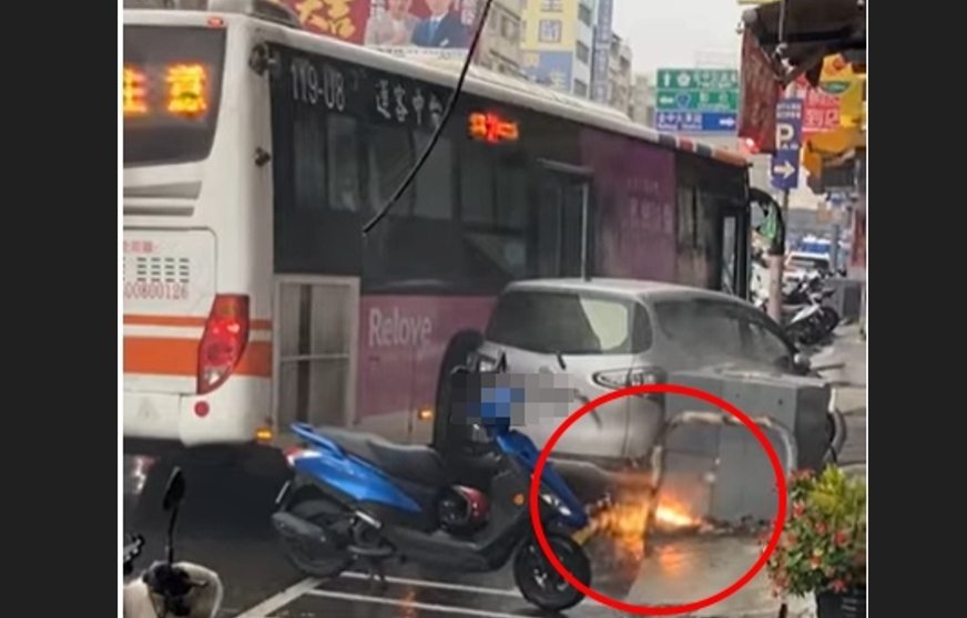 台中公車撞轎車推撞變電箱　起火冒煙周遭一度停電