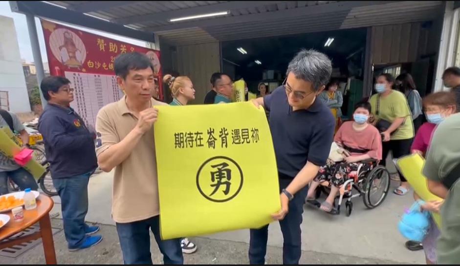 全鄉的希望！迎接「粉紅超跑」　崙背信徒集資送瑜伽睡墊