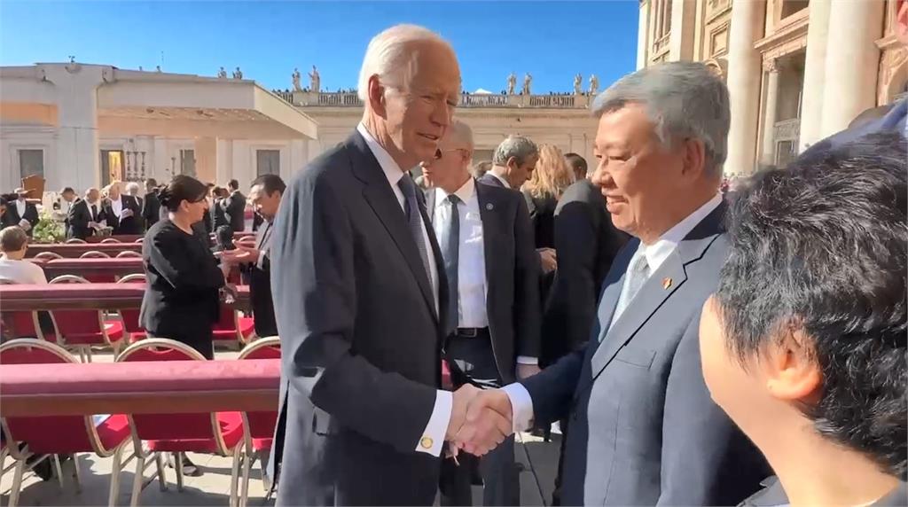 快新聞／教宗葬禮！陳建仁與拜登握手互動　自介「來自台灣的前副總統」