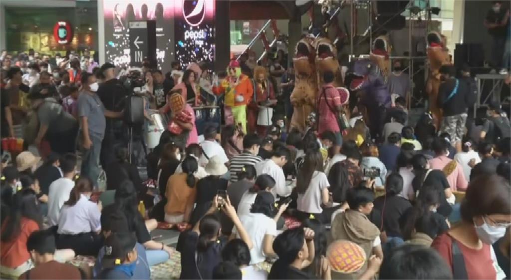 泰國高中生不滿"恐龍"國會議員 要求改革教育體系