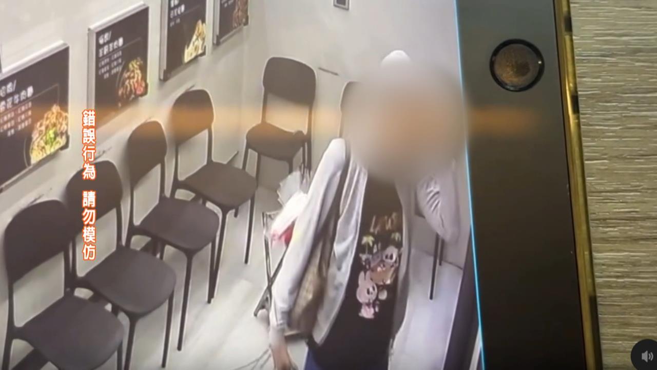 心愛吉伊卡哇雨傘不見! 背名牌包女用完餐順手牽羊、失主心疼怒報警