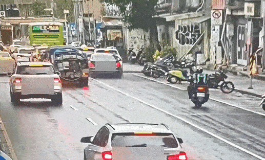 快新聞/北市松山區連環車禍影片曝光 轎車等紅燈被撞翻1.5圈