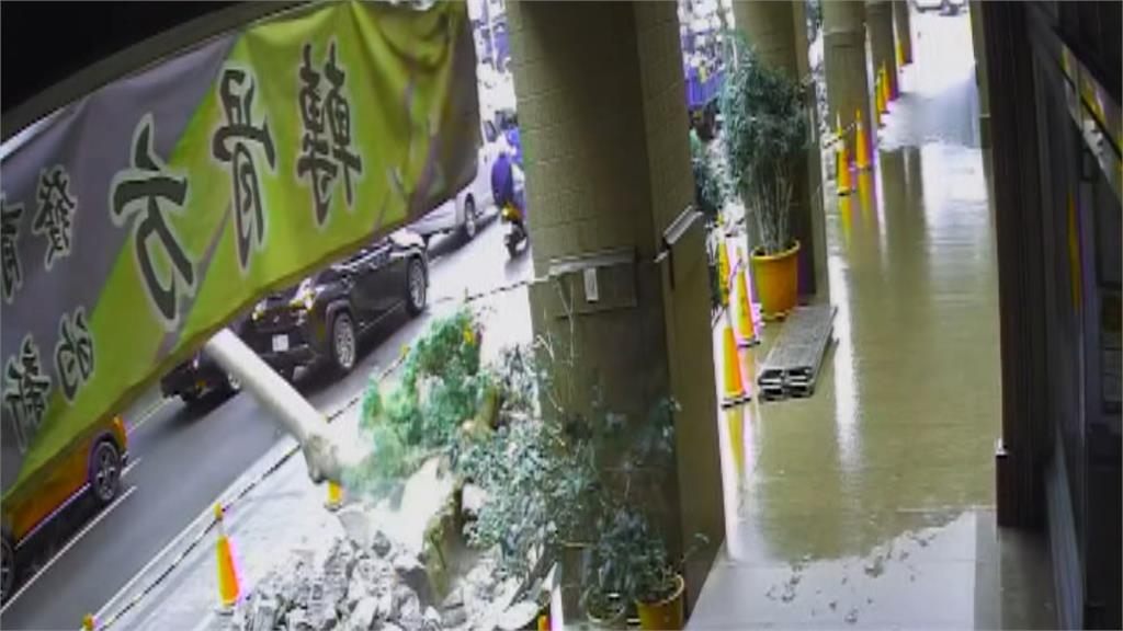 人行道施工釀禍？　台中路樹倒塌砸車　工人；風太大