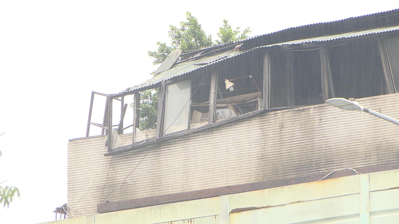 天降危機？狂風驟雨猛吹　頂加鐵皮、鋁窗一半懸空