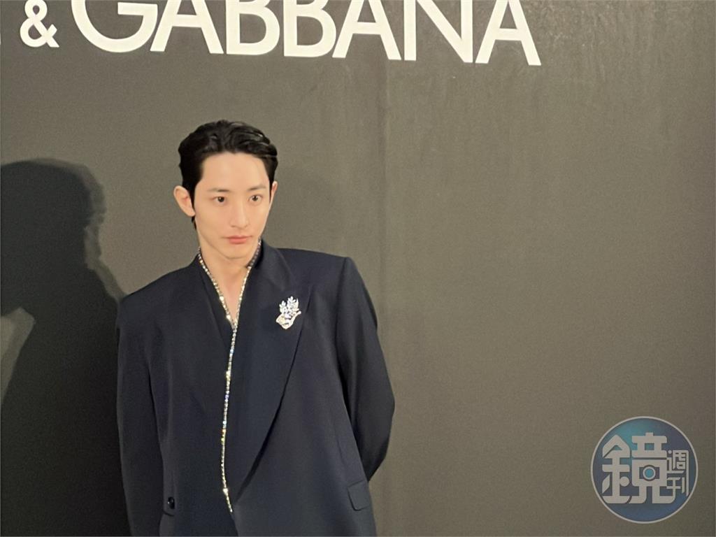 李洙赫自爆心情很激動給足表情包　在Dolce&Gabbana三鞠躬要粉絲安全到家