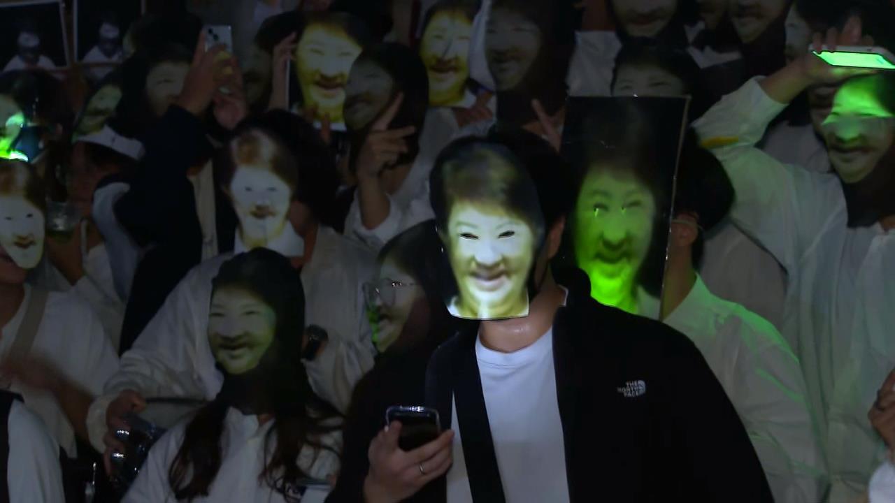 今年萬聖節最夯裝扮！台大學生穿白衣扮「盧媽媽打鼓」