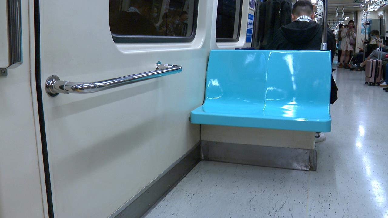 座椅、扶手柱都拆了! 通勤族大讚北捷新措施:不用搶位子了