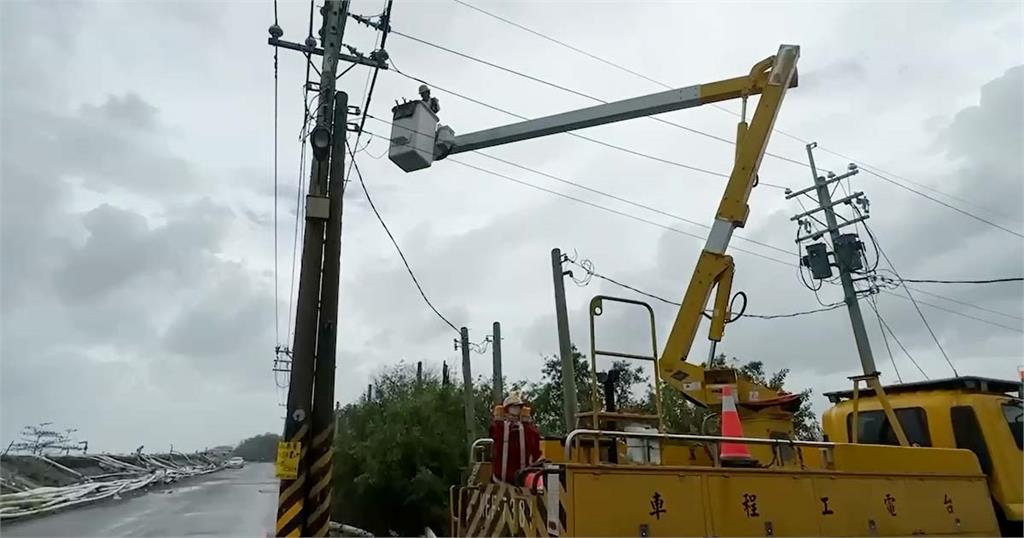 快新聞／屏東縣枋寮電線桿遭雷擊　500戶停電緊急搶修復電