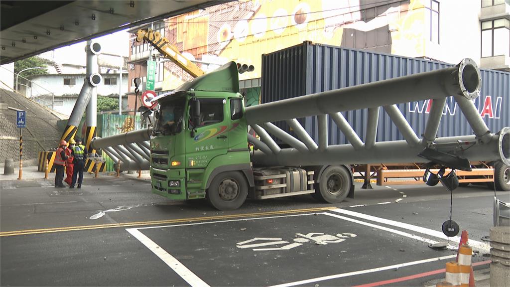 貨櫃車過橋墩未注意限高　直衝撞倒「4米限高桿」