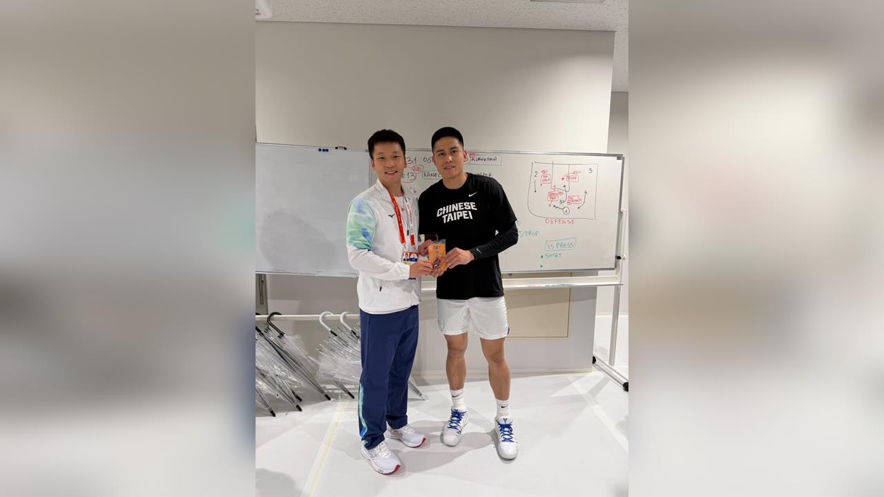 亞運/從選手變成部長!李洋男籃賽事場邊觀戰 致贈「亞運小物」給隊長陳盈駿