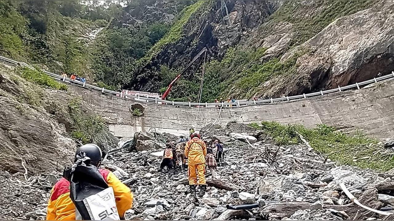 快新聞/中橫公路墜谷釀1死! 挖土機連人帶車「摔下百米山谷」