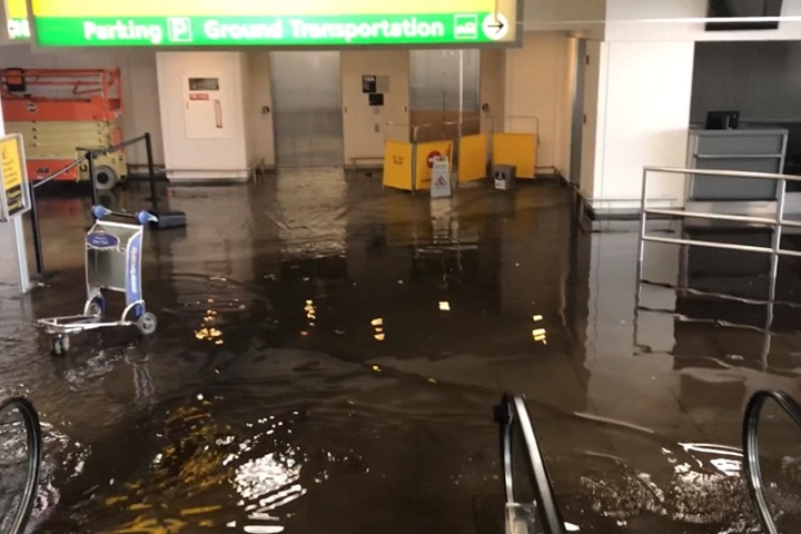 炸彈氣旋、水管破裂 紐約甘迺迪機場乘客受困