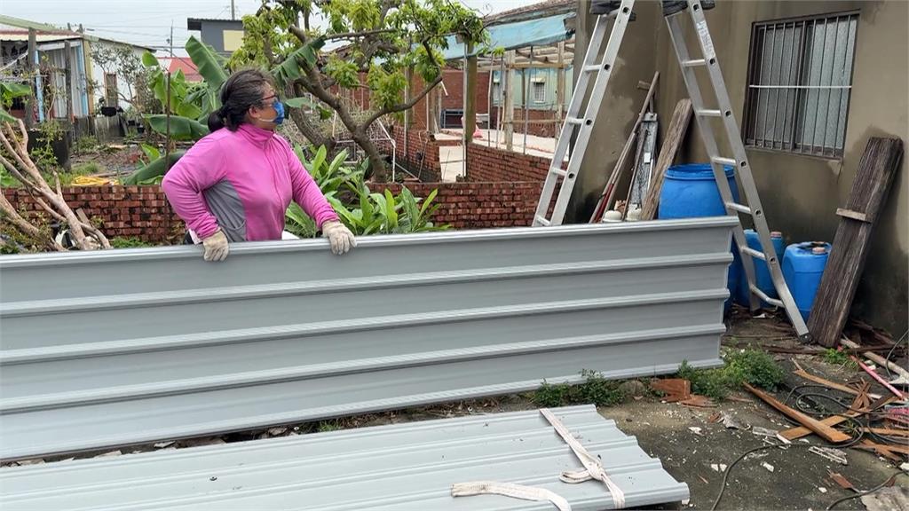 颱風釀台南老建宅「石棉屋頂」破損！　環保人員鄰里巡邏貼紅單
