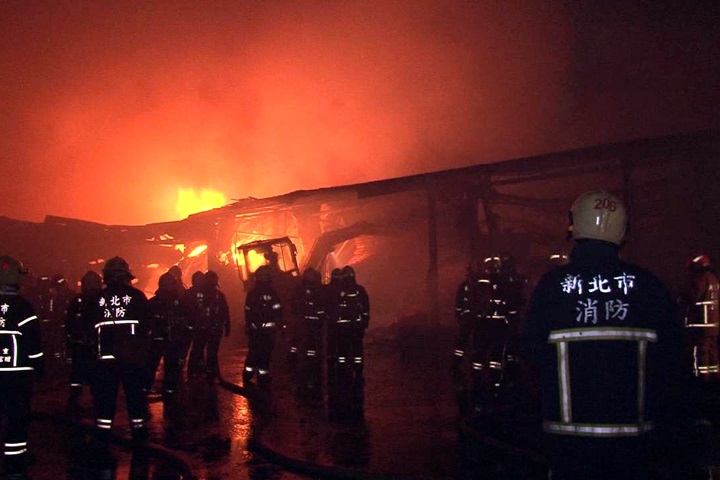油墨工廠深夜大火 300坪廠房燒毀